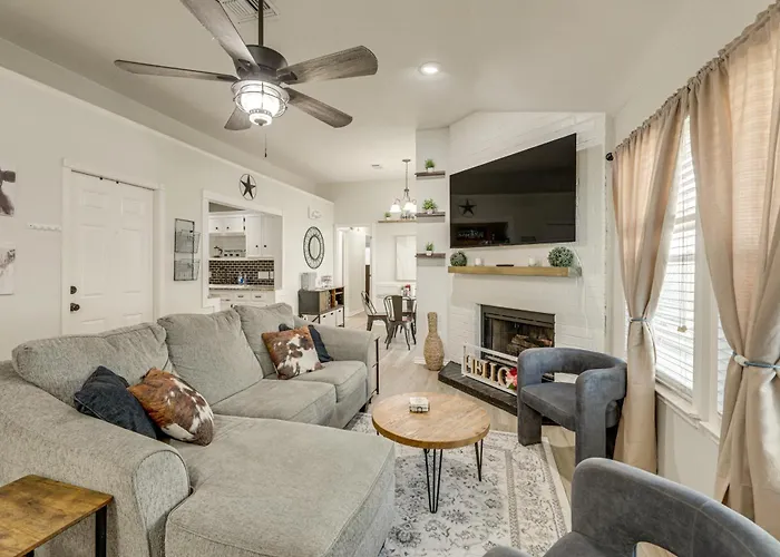 Holiday home 2 Mi To Dtwn! Modern Oasis W/ Patio *