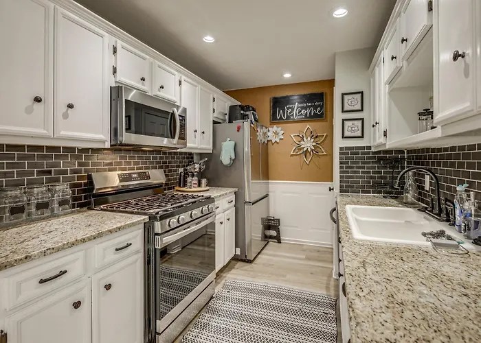 Holiday home 2 Mi To Dtwn! Modern Oasis W/ Patio