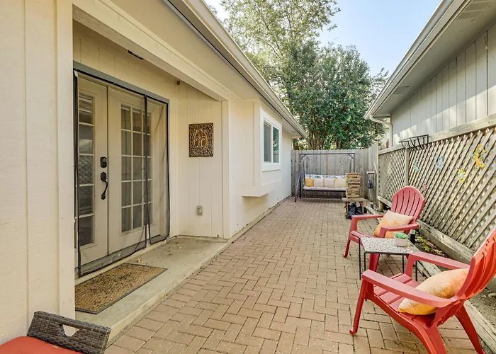 2 Mi To Dtwn! Modern Oasis W/ Patio Holiday home