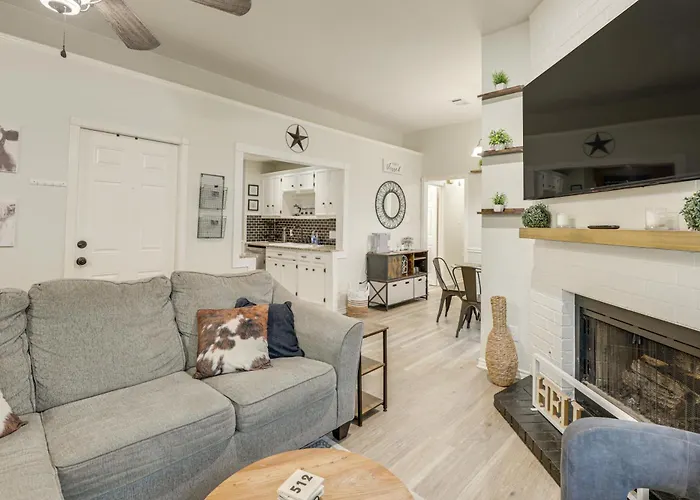 2 Mi To Dtwn! Modern Oasis W/ Patio Holiday home *
