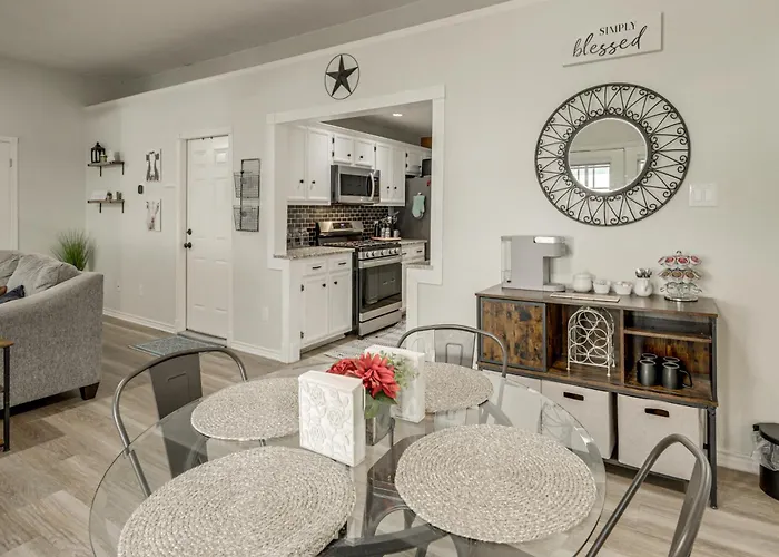 Holiday home 2 Mi To Dtwn! Modern Oasis W/ Patio