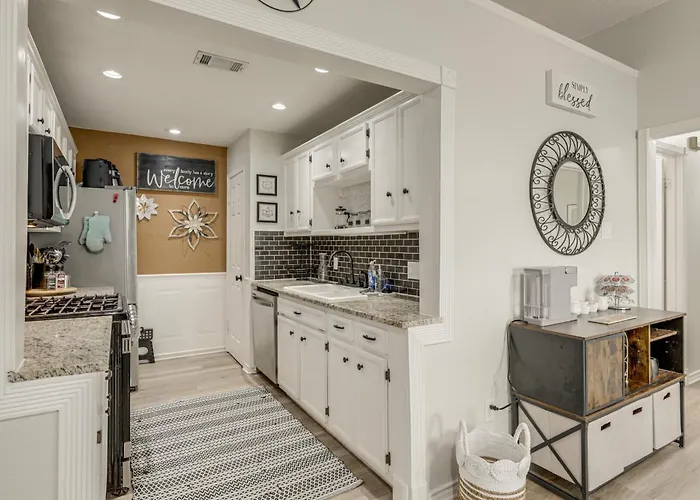 Holiday home 2 Mi To Dtwn! Modern Oasis W/ Patio *