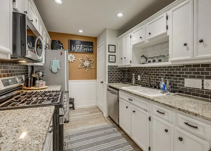 2 Mi To Dtwn! Modern Oasis W/ Patio Holiday home