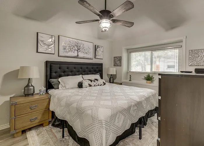 Holiday home 2 Mi To Dtwn! Modern Oasis W/ Patio