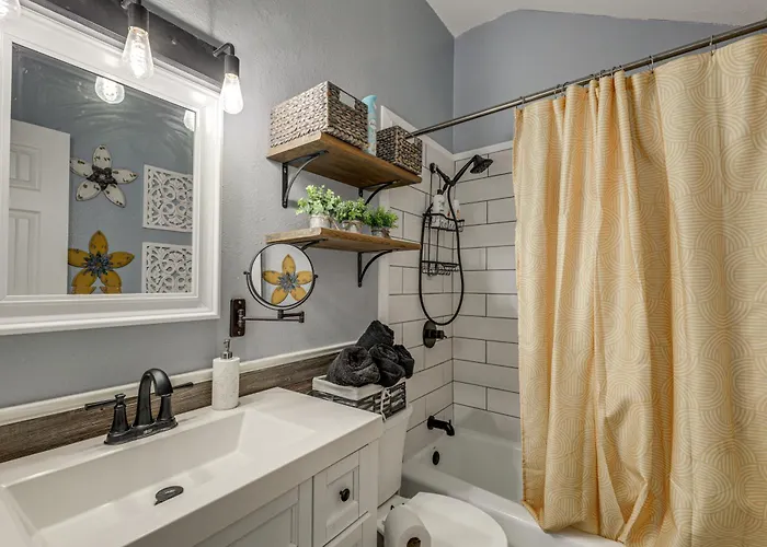 2 Mi To Dtwn! Modern Oasis W/ Patio Holiday home