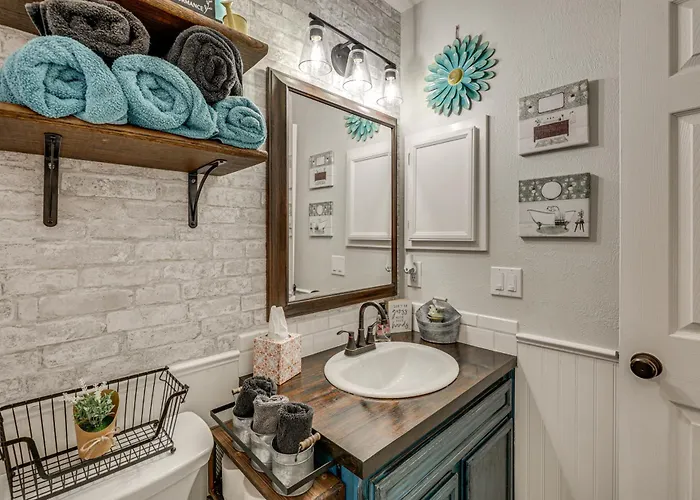 2 Mi To Dtwn! Modern Oasis W/ Patio Holiday home *