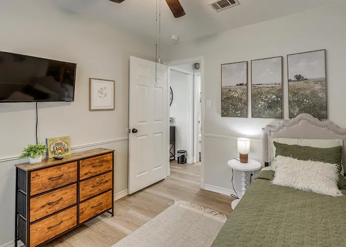 2 Mi To Dtwn! Modern Oasis W/ Patio Holiday home *