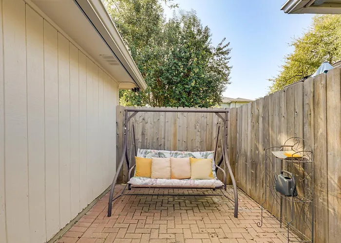 Holiday home 2 Mi To Dtwn! Modern Oasis W/ Patio